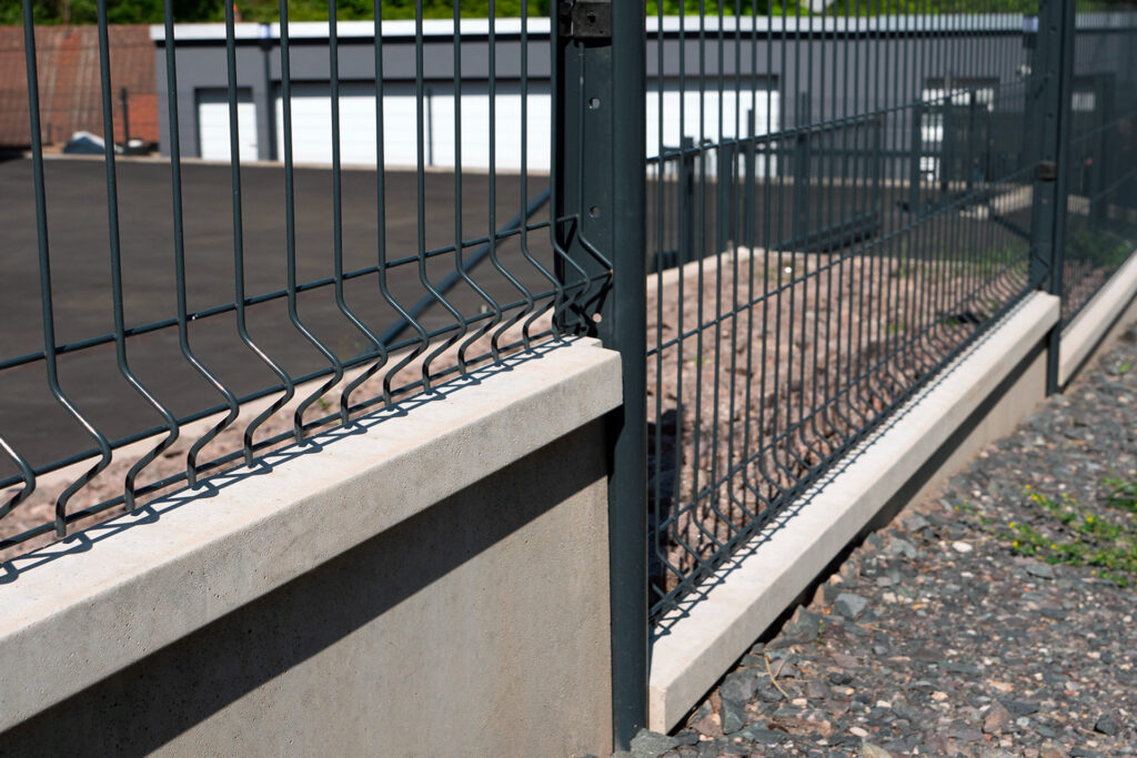 Photo d'une clôture rigide avec un soubassement et un grillage rigide en acier