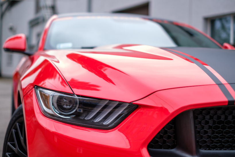 Avec la GTD, Ford ne fait pas qu’expérimenter une nouvelle approche, il pose peut-être les bases de la prochaine évolution de la Mustang. Un pari audacieux, qui soulève une question clé : la Mustang de demain restera-t-elle fidèle à son héritage ou évoluera-t-elle vers une supercar ultra-technologique ?